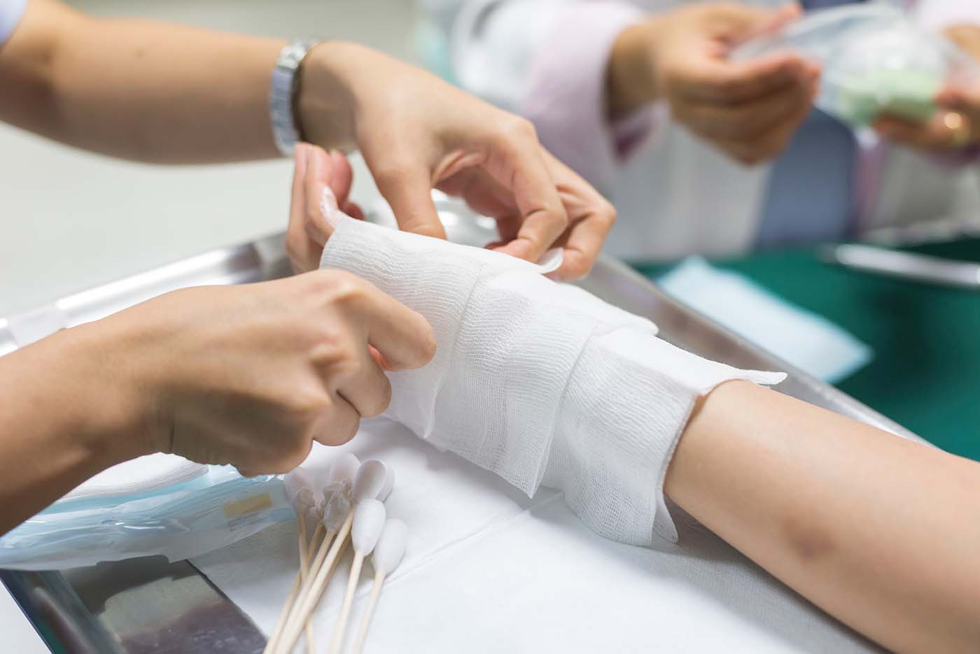 Clingfilm vs. Traditional Burn Dressings: Which is Better?